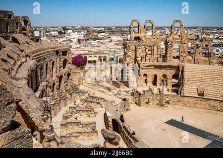 Ein Panoramablick über die Ruinen des riesigen römischen Amphitheaters in El Jem, Tunesien. Stockfoto