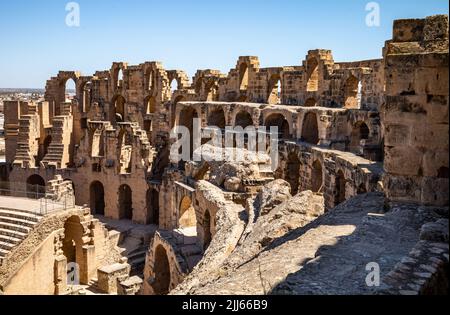 Blick über die Ruinen des riesigen römischen Amphitheaters in El Jem, Tunesien. Stockfoto