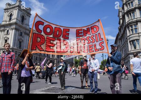 London, Großbritannien. 23.. Juli 2022. Demonstranten auf dem Parliament Square. Demonstranten von Just Stop Oil, Extinction Rebellion, Isolate Britain und anderen Gruppen veranstalteten einen marsch durch das Zentrum Londons, in dem sie die Regierung aufforderten, fossile Brennstoffe zu beenden, große Umweltverschmutzer und Milliardäre zu besteuern, alle Häuser zu isolieren und gegen das Klima und die Lebenshaltungskosten zu handeln. Kredit: Vuk Valcic/Alamy Live Nachrichten Stockfoto