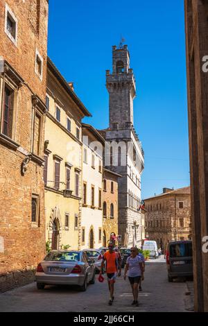 Blick auf den Turm des Palazzo Comunale aus dem 15.. Jahrhundert von der Via di San Donato in der Hügelstadt Montepulciano in der Toskana, Italien Stockfoto