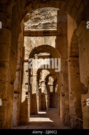 Blick entlang eines Durchgangs in den Ruinen des riesigen römischen Amphitheaters in El Jem, Tunesien. Stockfoto