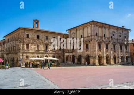 Palazzo del Capitano del Popolo mit dem Palazzo Nobili-Tarugi auf der rechten Seite, auf der Piazza Grande in der Hügelstadt Montepulciano in der Toskana, Italien Stockfoto