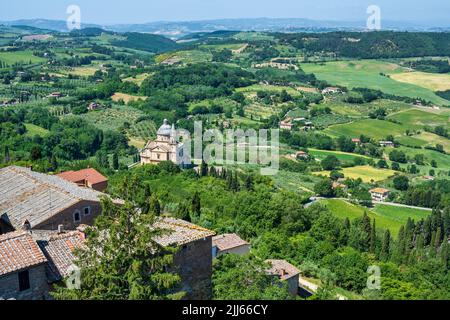 Blick auf das Heiligtum von San Biagio (Tempio di San Biagio) mit der sanften toskanischen Landschaft dahinter, von Montepulciano in der Toskana, Italien Stockfoto