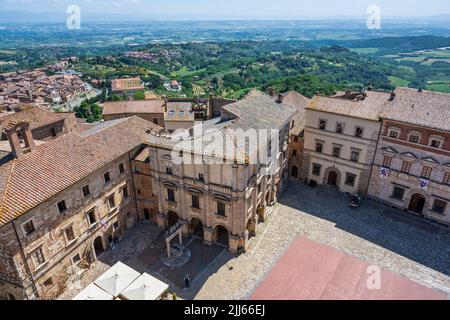 Erhöhte Ansicht der Paläste auf der Piazza Grande vom Turm des Palazzo Comunale in der Hügelstadt Montepulciano in der Toskana, Italien Stockfoto