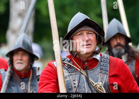 Chippenham, Wiltshire, Großbritannien, 23.. Juli 2022. Mitglieder der englischen Bürgerkriegsgesellschaft werden im Monkton Park fotografiert, während sie an der Nachstellung der Schlacht von Chippenham teilnehmen. Die Schlacht um Chippenham fand während des englischen Bürgerkrieges 1643 statt. Quelle: Lynchpics/Alamy Live News Stockfoto