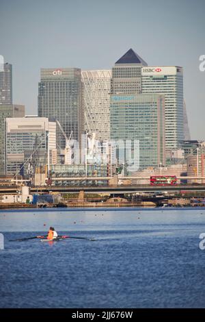 London Royal Albert Dock in Docklands mit Blick auf die Skyline von Canary Wharf Stockfoto