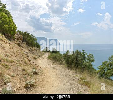 Blick auf die Küste zum Kap Aya entlang des Wanderweges auf der Klippe bei Balaklava, Sewastopo Areal, Krim. Stockfoto