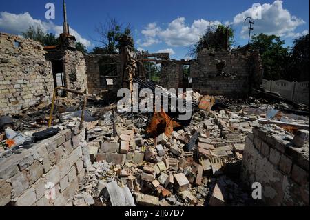 Zalisya, Ukraine. 23.. Juli 2022. Szenen der Zerstörung nach dem russischen Rückzug im Dorf Zalisya in der Region Kiew. Russland marschierte am 24. Februar 2022 in die Ukraine ein und löste damit den größten militärischen Angriff in Europa seit dem Zweiten Weltkrieg aus (Foto: Sergei Chuzavkov/SOPA Images/Sipa USA) Quelle: SIPA USA/Alamy Live News Stockfoto