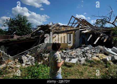 Zalisya, Ukraine. 23.. Juli 2022. Eine Frau steht in der Nähe ihres vom russischen Militär zerstörten Hauses im Dorf Zalisya in der Region Kiew. Russland marschierte am 24. Februar 2022 in die Ukraine ein und löste damit den größten militärischen Angriff in Europa seit dem Zweiten Weltkrieg aus (Foto: Sergei Chuzavkov/SOPA Images/Sipa USA) Quelle: SIPA USA/Alamy Live News Stockfoto