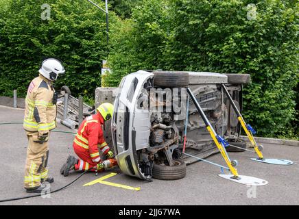 Feuerwehrleute verwenden Spezialausrüstung, um ein Fahrzeug mit Sensoren von einer Behinderung im Cardiff Gate Training Center zu entfernen - die gesammelten Daten werden c Stockfoto