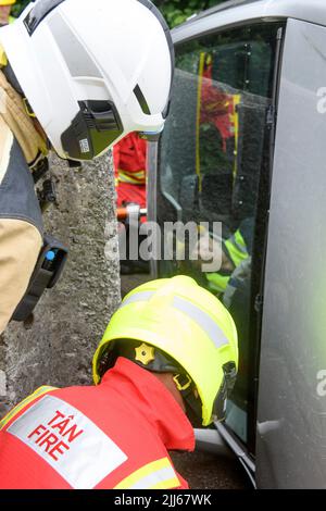 Feuerwehrleute verwenden Spezialausrüstung, um ein Fahrzeug mit Sensoren von einer Behinderung im Cardiff Gate Training Center zu entfernen - die gesammelten Daten werden c Stockfoto