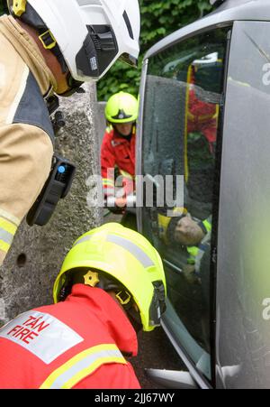 Feuerwehrleute verwenden Spezialausrüstung, um ein Fahrzeug mit Sensoren von einer Behinderung im Cardiff Gate Training Center zu entfernen - die gesammelten Daten werden c Stockfoto