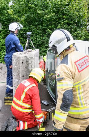 Feuerwehrleute verwenden Spezialausrüstung, um ein Fahrzeug mit Sensoren von einer Behinderung im Cardiff Gate Training Center zu entfernen - die gesammelten Daten werden c Stockfoto