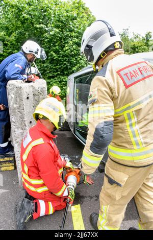 Feuerwehrleute verwenden Spezialausrüstung, um ein Fahrzeug mit Sensoren von einer Behinderung im Cardiff Gate Training Center zu entfernen - die gesammelten Daten werden c Stockfoto