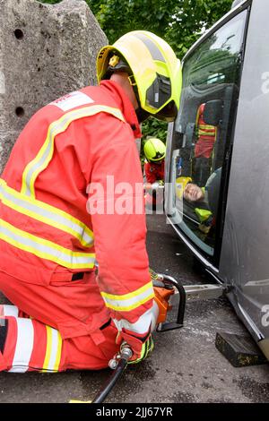 Feuerwehrleute verwenden Spezialausrüstung, um ein Fahrzeug mit Sensoren von einer Behinderung im Cardiff Gate Training Center zu entfernen - die gesammelten Daten werden c Stockfoto