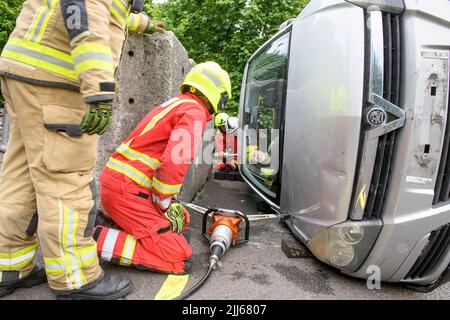 Feuerwehrleute verwenden Spezialausrüstung, um ein Fahrzeug mit Sensoren von einer Behinderung im Cardiff Gate Training Center zu entfernen - die gesammelten Daten werden c Stockfoto