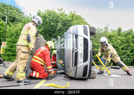 Feuerwehrleute verwenden Spezialausrüstung, um ein Fahrzeug mit Sensoren von einer Behinderung im Cardiff Gate Training Center zu entfernen - die gesammelten Daten werden c Stockfoto
