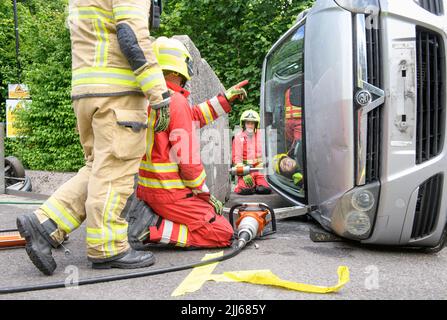 Feuerwehrleute verwenden Spezialausrüstung, um ein Fahrzeug mit Sensoren von einer Behinderung im Cardiff Gate Training Center zu entfernen - die gesammelten Daten werden c Stockfoto