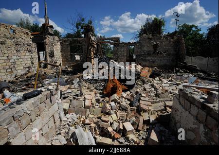 Zalisya, Ukraine. 23.. Juli 2022. Szenen der Zerstörung nach dem russischen Rückzug im Dorf Zalisya in der Region Kiew. Russland marschierte am 24. Februar 2022 in die Ukraine ein und löste damit den größten militärischen Angriff in Europa seit dem Zweiten Weltkrieg aus (Bild: © Sergei Chuzavkov/SOPA Images via ZUMA Press Wire) Stockfoto