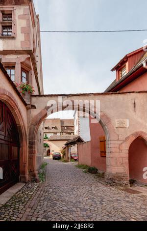 Schmale Gasse in Eguisheim, Elsass Stockfoto