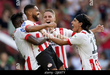 EINDHOVEN - Phillipp Mwene vom PSV nach seinem 2-1. Mit Erick Guitierez, Joey Veerman, Ibrahim Sangare vom PSV oder PSV während des Freundschaftsspiel zwischen PSV Eindhoven und Real Betis im Phillips-Stadion am 23. Juli 2022 in Eindhoven, Niederlande. Stockfoto