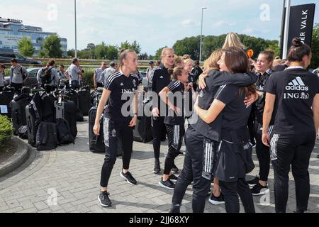 Die Abbildung zeigt die Rückkehr der belgischen Fußballnationalmannschaft der Roten Flammen vom Women's Euro 2022 Turnier in Machelen am Samstag, den 23. Juli 2022. The Flames verlor das Viertelfinale gegen Schweden 1:0, nachdem das schwedische Team in der letzten Minute der Extrazeit ein Tor erzielte. Die UEFA-Fußball-Europameisterschaft der Frauen 2022 findet vom 6. Bis 31. Juli statt. BELGA FOTO NICOLAS MAETERLINCK Stockfoto