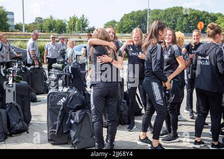 Die Abbildung zeigt die Rückkehr der belgischen Fußballnationalmannschaft der Roten Flammen vom Women's Euro 2022 Turnier in Machelen am Samstag, den 23. Juli 2022. The Flames verlor das Viertelfinale gegen Schweden 1:0, nachdem das schwedische Team in der letzten Minute der Extrazeit ein Tor erzielte. Die UEFA-Fußball-Europameisterschaft der Frauen 2022 findet vom 6. Bis 31. Juli statt. BELGA FOTO NICOLAS MAETERLINCK Stockfoto