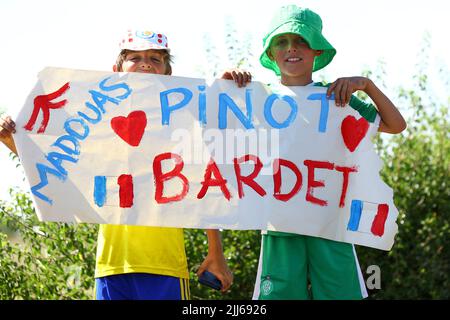 Fans, die während der Etappe 20 des Radrennens der Tour de France, einem Einzelzeitfahren von Lacapelle-Marival nach Rocamadour, Frankreich, am Samstag, dem 23. Juli 2022, im Jahr 40,7km, abgebildet wurden. Die diesjährige Tour de France findet vom 01. Bis 24. Juli 2022 statt. BELGA FOTO DAVID PINTENS - UK OUT Stockfoto