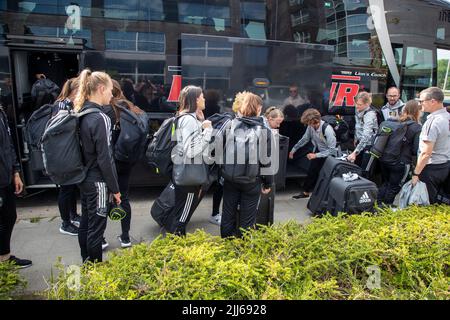 Die Abbildung zeigt die Rückkehr der belgischen Fußballnationalmannschaft der Roten Flammen vom Women's Euro 2022 Turnier in Machelen am Samstag, den 23. Juli 2022. The Flames verlor das Viertelfinale gegen Schweden 1:0, nachdem das schwedische Team in der letzten Minute der Extrazeit ein Tor erzielte. Die UEFA-Fußball-Europameisterschaft der Frauen 2022 findet vom 6. Bis 31. Juli statt. BELGA FOTO NICOLAS MAETERLINCK Stockfoto