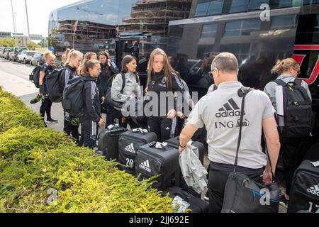 Die Abbildung zeigt die Rückkehr der belgischen Fußballnationalmannschaft der Roten Flammen vom Women's Euro 2022 Turnier in Machelen am Samstag, den 23. Juli 2022. The Flames verlor das Viertelfinale gegen Schweden 1:0, nachdem das schwedische Team in der letzten Minute der Extrazeit ein Tor erzielte. Die UEFA-Fußball-Europameisterschaft der Frauen 2022 findet vom 6. Bis 31. Juli statt. BELGA FOTO NICOLAS MAETERLINCK Stockfoto