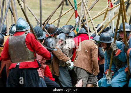 Chippenham, Wiltshire, Großbritannien, 23.. Juli 2022. Mitglieder der englischen Bürgerkriegsgesellschaft werden im Monkton Park fotografiert, während sie an der Nachstellung der Schlacht von Chippenham teilnehmen. Pikemen aus jeder Armee werden beim Zusammenprall abgebildet. Die Schlacht um Chippenham fand während des englischen Bürgerkrieges 1643 statt. Quelle: Lynchpics/Alamy Live News Stockfoto