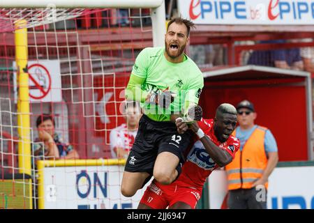 Valentin Cojocaru von OHL und Pape Habib Gueye von Kortrijk kämpfen während eines Fußballmatches zwischen KV Kortrijk und Oud-Heverlee Leuven am Samstag, dem 23. Juli 2022 in Kortrijk, am 1. Tag der ersten Division der belgischen Meisterschaft 2022-2023 in der 'Jupiler Pro League' um den Ball. BELGA FOTO KURT DESPLENTER Stockfoto