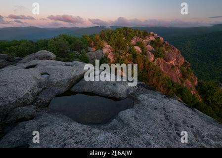 Rotes Morgenlicht, das die Felsbrocken auf dem Gipfel des Old Rag Mountain im Shenandoah National Park beleuchtet, Stockfoto