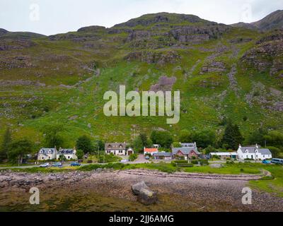 Luftaufnahme des Dorfes Torridon am Fuße des Liathach-Berges in Wester Ross, Schottland, Großbritannien Stockfoto
