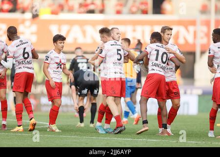 Die Spieler von Essevee feiern am Samstag, dem 23. Juli 2022, in Waregem, am 1. Tag der ersten Division der belgischen Meisterschaft 2022-2023, nach dem Gewinn eines Fußballmatches zwischen dem SV Zulte Waregem und dem RFC Seraing. BELGA FOTO BRUNO FAHY Stockfoto