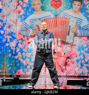 Jean Paul Gaultier, französischer Modedesigner, posiert auf der Bühne für seine Fotoausstellung Fashion Freak Show in London. Stockfoto