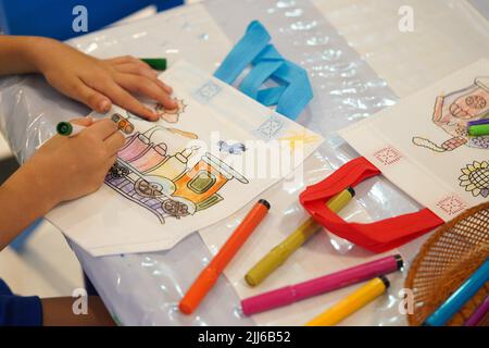 Kindergarten Kind Färben Heimwerkertasche mit Markern im Klassenzimmer macht es Spaß, in der Schule Kunst- und Kunsthandwerksprojekte über die Natur zu machen. Stockfoto