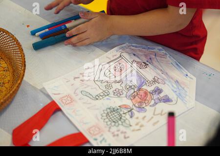 Kindergarten Kind Färben Heimwerkertasche mit Markern im Klassenzimmer macht es Spaß, in der Schule Kunst- und Kunsthandwerksprojekte über die Natur zu machen. Stockfoto