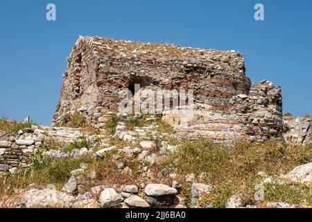 Ruinen einer alten Moschee am Ayasuluk Hügel. Im Inneren der Burg Selcuk gibt es Zisternen verschiedener Größen, enge Gassen mit Steinpflaster und einem Mosq Stockfoto