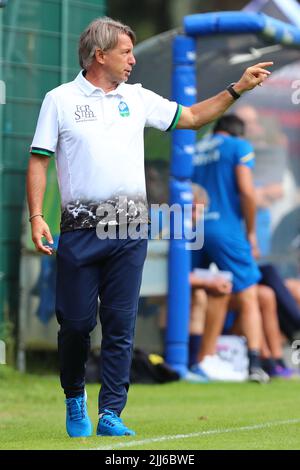 Stefano Vecchi, Cheftrainer von FeralpiSalo, zeigt sich beim Freundschaftsspiel zwischen Parma Calcio und FeralpiSalo am 23. Juli 2022 in Pinzolo (TN), Italien. Stockfoto