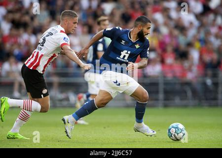 EINDHOVEN - Joey Veerman vom PSV, Nabil Fekir von Real Betis während des Freundschaftsspiel zwischen PSV Eindhoven und Real Betis im Phillips-Stadion am 23. Juli 2022 in Eindhoven, Niederlande. Stockfoto