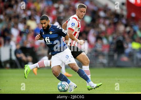 EINDHOVEN - Joey Veerman vom PSV, Nabil Fekir von Real Betis während des Freundschaftsspiel zwischen PSV Eindhoven und Real Betis im Phillips-Stadion am 23. Juli 2022 in Eindhoven, Niederlande. Stockfoto