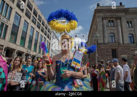 Am 23. Juli 2022 fand in Berlin die Berliner Pride-Messe 44., auch bekannt als Christopher Street Day Berlin oder CSD Berlin, statt. Es war die erste CSD in Berlin ohne Covid-Einschränkungen. Die Parade begann an der Leipziger Straße und überquerte den Potsdamer Platz, den Nollendorfplatz und die Siegessäule und endete am Brandenburger Tor, wo das CSD-Team eine große Bühne installierte. Vereint in Liebe, gegen Hass, Krieg und Diskriminierung, war das Motto der CSD in diesem Jahr. Der Christopher Street Day wird weltweit gefeiert. Die Bewegung geht auf die Ereignisse im Juni 1969 zurück, als New Yorker Polizisten eine Bar stürmten Stockfoto