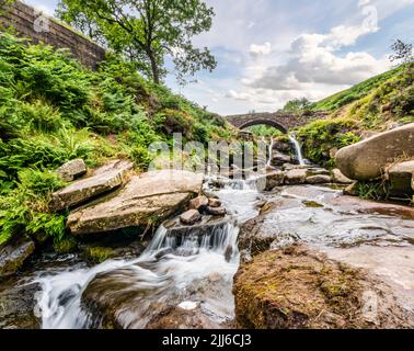 Wasserfall Stream & Packhorse Bridge, wo sich drei Grafschaften Derbyshire, Staffordshire & Chyshire treffen, Three Shires Head, Peak District, England, Großbritannien Stockfoto