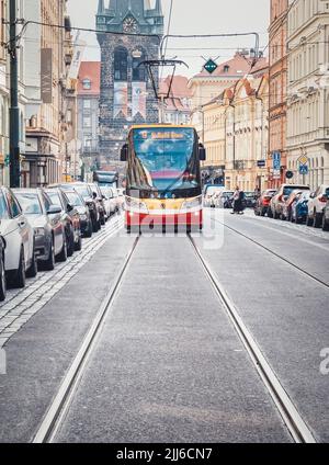 Prag, Tschechische Republik - Juni 2022: Neue moderne Straßenbahn Nummer 9 auf den Straßen von Prag. Prag Integrierter Verkehr oder Prazska Inteegrovana doprava Stockfoto