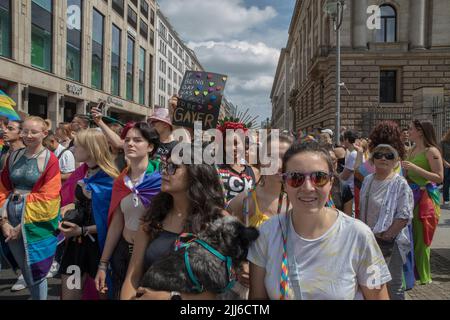 Am 23. Juli 2022 fand in Berlin die Berliner Pride-Messe 44., auch bekannt als Christopher Street Day Berlin oder CSD Berlin, statt. Es war die erste CSD in Berlin ohne Covid-Einschränkungen. Die Parade begann an der Leipziger Straße und überquerte den Potsdamer Platz, den Nollendorfplatz und die Siegessäule und endete am Brandenburger Tor, wo das CSD-Team eine große Bühne installierte. Vereint in Liebe, gegen Hass, Krieg und Diskriminierung, war das Motto der CSD in diesem Jahr. Der Christopher Street Day wird weltweit gefeiert. Die Bewegung geht auf die Ereignisse im Juni 1969 zurück, als New Yorker Polizisten eine Bar stürmten Stockfoto