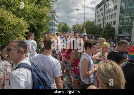 Am 23. Juli 2022 fand in Berlin die Berliner Pride-Messe 44., auch bekannt als Christopher Street Day Berlin oder CSD Berlin, statt. Es war die erste CSD in Berlin ohne Covid-Einschränkungen. Die Parade begann an der Leipziger Straße und überquerte den Potsdamer Platz, den Nollendorfplatz und die Siegessäule und endete am Brandenburger Tor, wo das CSD-Team eine große Bühne installierte. Vereint in Liebe, gegen Hass, Krieg und Diskriminierung, war das Motto der CSD in diesem Jahr. Der Christopher Street Day wird weltweit gefeiert. Die Bewegung geht auf die Ereignisse im Juni 1969 zurück, als New Yorker Polizisten eine Bar stürmten Stockfoto