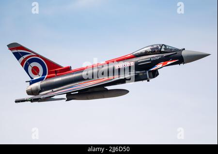 Der Eurofighter Typhoon „Blackjack“-Einzelauftritt der Royal Air Force bei der RIAT 2022. Stockfoto