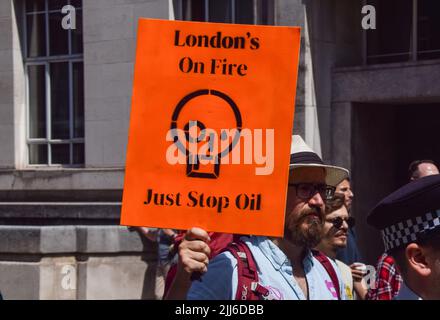 London, Großbritannien. 23.. Juli 2022. Demonstranten von Just Stop Oil, Extinction Rebellion, Isolate Britain und anderen Gruppen veranstalteten einen marsch durch das Zentrum Londons, in dem sie die Regierung aufforderten, fossile Brennstoffe zu beenden, große Umweltverschmutzer und Milliardäre zu besteuern, alle Häuser zu isolieren und gegen das Klima und die Lebenshaltungskosten zu handeln. Kredit: Vuk Valcic/Alamy Live Nachrichten Stockfoto