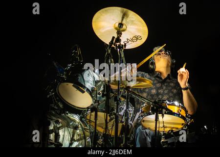 Diego Bartaburu tritt während des Konzerts „No te va a gustar“ auf. Stockfoto